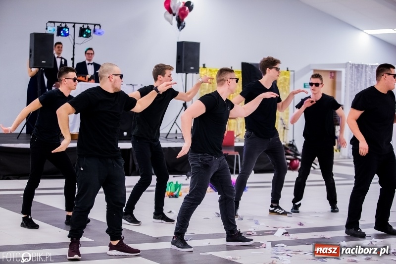 Zdjęcie w galerii na portalu naszraciborz.pl: Studniówkowe show uczniów Kasprowicza wiadomości z regionu