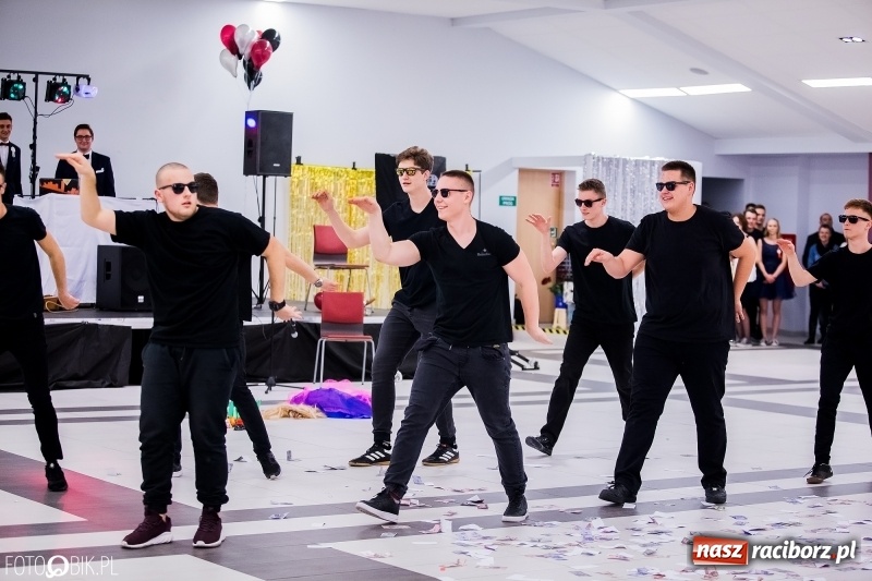 Zdjęcie w galerii na portalu naszraciborz.pl: Studniówkowe show uczniów Kasprowicza wiadomości z regionu