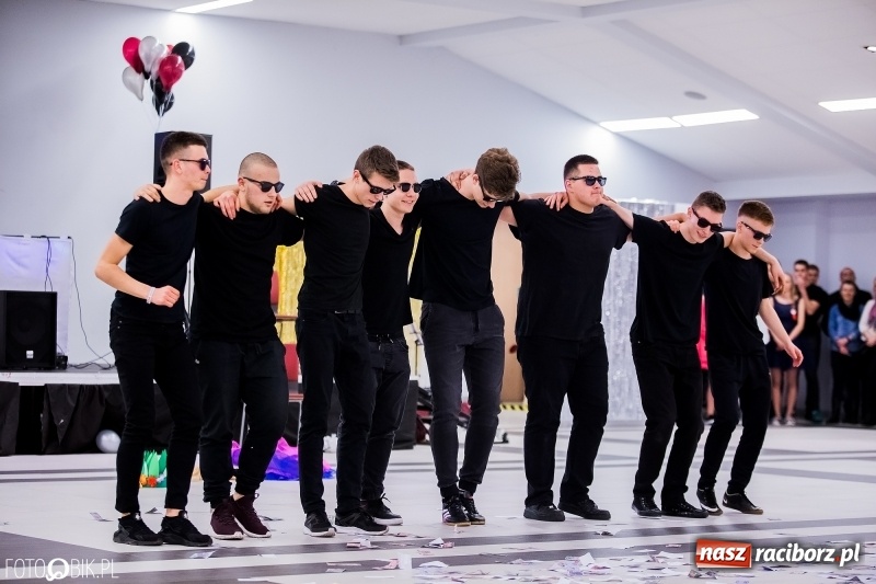 Zdjęcie w galerii na portalu naszraciborz.pl: Studniówkowe show uczniów Kasprowicza wiadomości z regionu