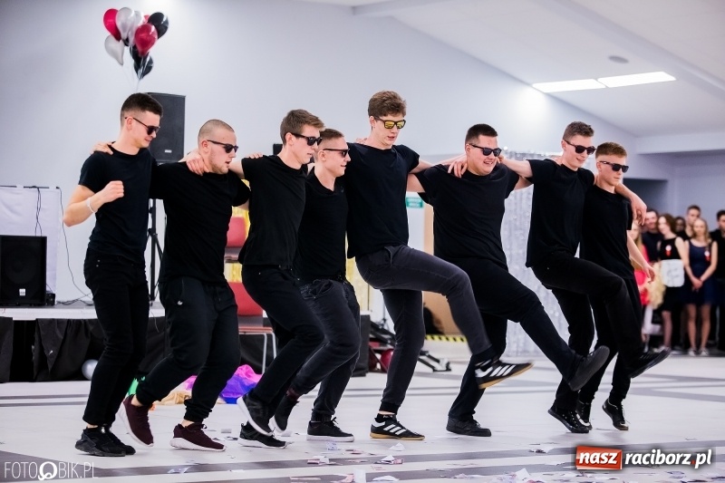 Zdjęcie w galerii na portalu naszraciborz.pl: Studniówkowe show uczniów Kasprowicza wiadomości z regionu