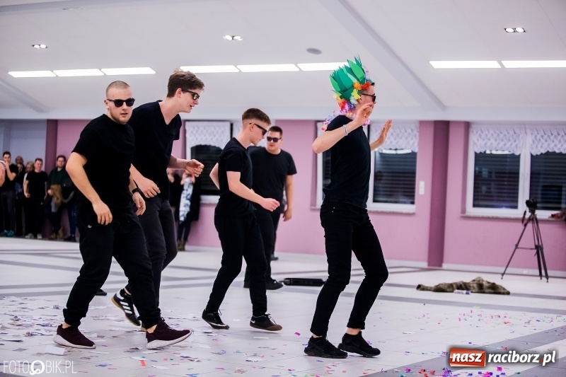 Zdjęcie w galerii na portalu naszraciborz.pl: Studniówkowe show uczniów Kasprowicza wiadomości z regionu