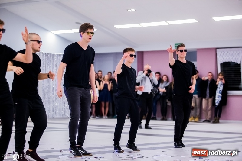 Zdjęcie w galerii na portalu naszraciborz.pl: Studniówkowe show uczniów Kasprowicza wiadomości z regionu