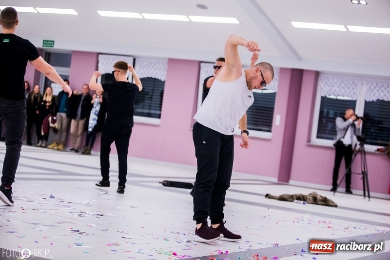 Zdjęcie w galerii na portalu naszraciborz.pl: Studniówkowe show uczniów Kasprowicza wiadomości z regionu