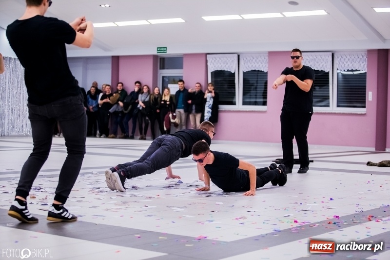 Zdjęcie w galerii na portalu naszraciborz.pl: Studniówkowe show uczniów Kasprowicza wiadomości z regionu