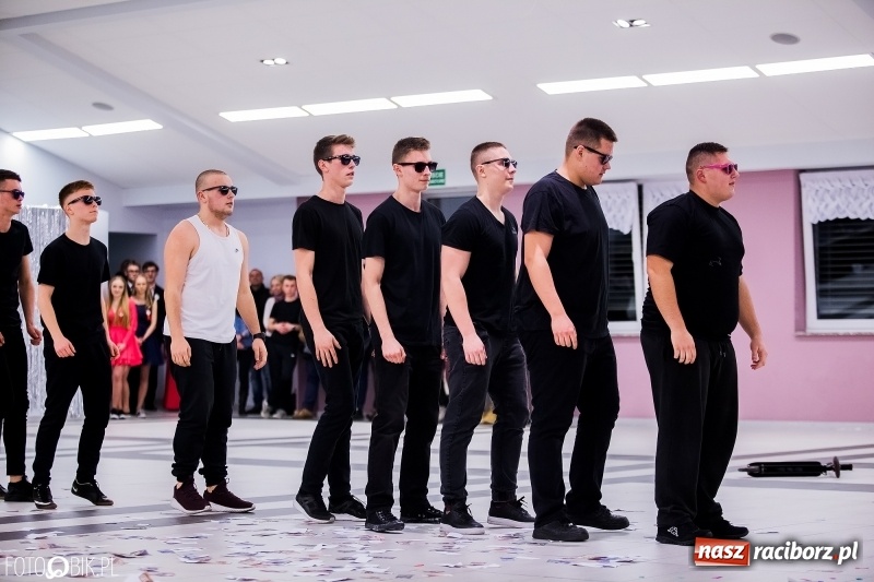 Zdjęcie w galerii na portalu naszraciborz.pl: Studniówkowe show uczniów Kasprowicza wiadomości z regionu