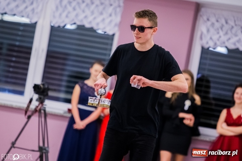 Zdjęcie w galerii na portalu naszraciborz.pl: Studniówkowe show uczniów Kasprowicza wiadomości z regionu