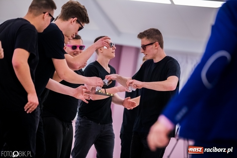 Zdjęcie w galerii na portalu naszraciborz.pl: Studniówkowe show uczniów Kasprowicza wiadomości z regionu