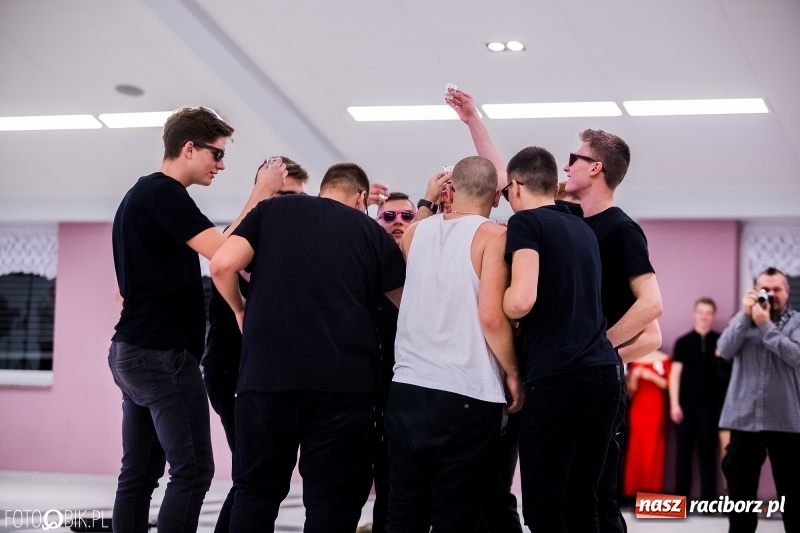 Zdjęcie w galerii na portalu naszraciborz.pl: Studniówkowe show uczniów Kasprowicza wiadomości z regionu