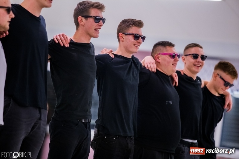 Zdjęcie w galerii na portalu naszraciborz.pl: Studniówkowe show uczniów Kasprowicza wiadomości z regionu