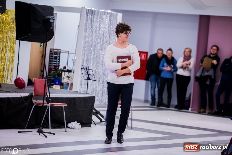 Zdjęcie w galerii na portalu naszraciborz.pl: Studniówkowe show uczniów Kasprowicza wiadomości z regionu