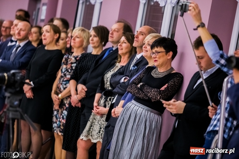 Zdjęcie w galerii na portalu naszraciborz.pl: Studniówkowe show uczniów Kasprowicza wiadomości z regionu