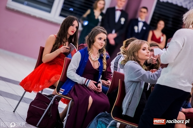 Zdjęcie w galerii na portalu naszraciborz.pl: Studniówkowe show uczniów Kasprowicza wiadomości z regionu