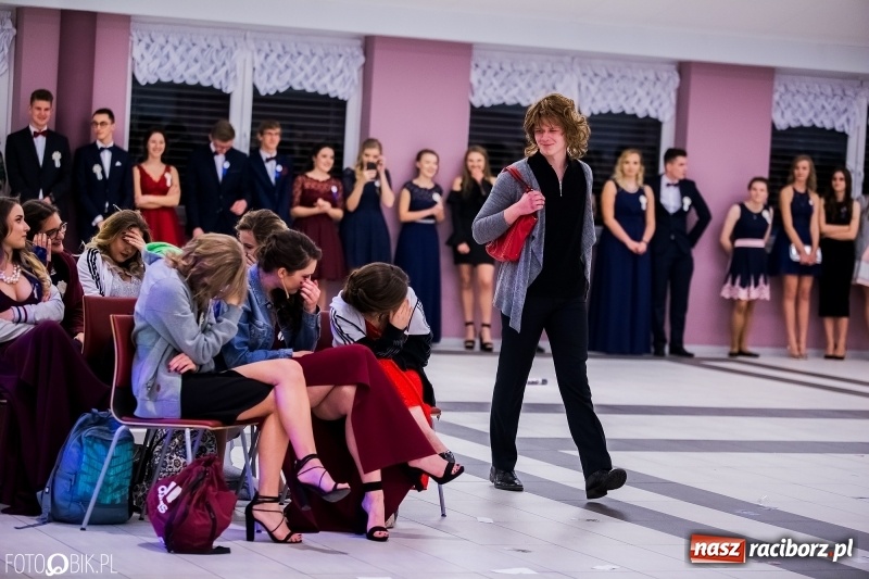 Zdjęcie w galerii na portalu naszraciborz.pl: Studniówkowe show uczniów Kasprowicza wiadomości z regionu