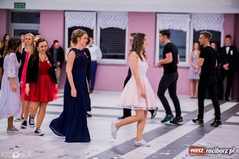 Zdjęcie w galerii na portalu naszraciborz.pl: Studniówkowe show uczniów Kasprowicza wiadomości z regionu