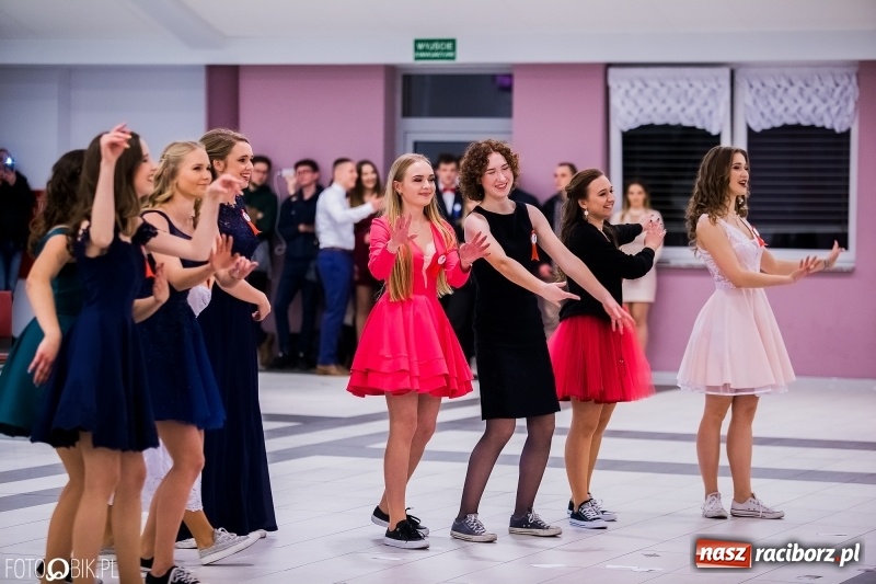 Zdjęcie w galerii na portalu naszraciborz.pl: Studniówkowe show uczniów Kasprowicza wiadomości z regionu