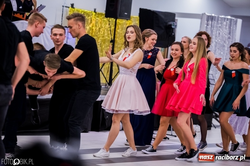 Zdjęcie w galerii na portalu naszraciborz.pl: Studniówkowe show uczniów Kasprowicza wiadomości z regionu