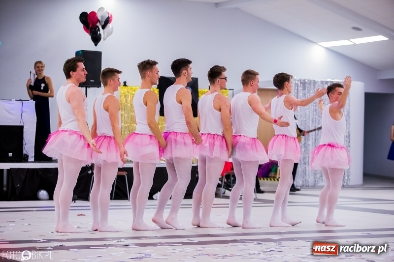 Zdjęcie w galerii na portalu naszraciborz.pl: Studniówkowe show uczniów Kasprowicza wiadomości z regionu