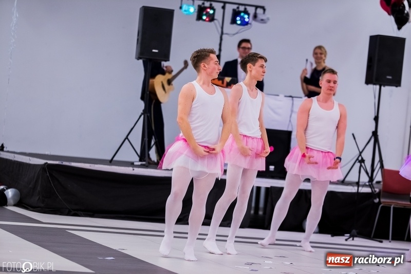 Zdjęcie w galerii na portalu naszraciborz.pl: Studniówkowe show uczniów Kasprowicza wiadomości z regionu