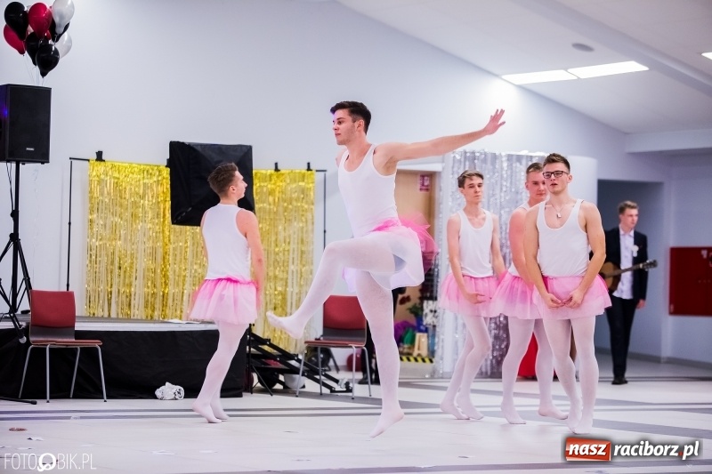 Zdjęcie w galerii na portalu naszraciborz.pl: Studniówkowe show uczniów Kasprowicza wiadomości z regionu