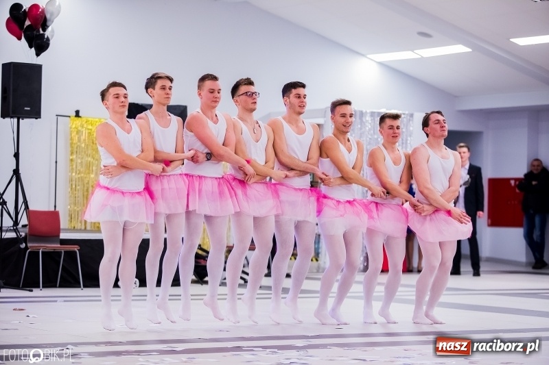 Zdjęcie w galerii na portalu naszraciborz.pl: Studniówkowe show uczniów Kasprowicza wiadomości z regionu