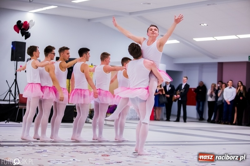 Zdjęcie w galerii na portalu naszraciborz.pl: Studniówkowe show uczniów Kasprowicza wiadomości z regionu