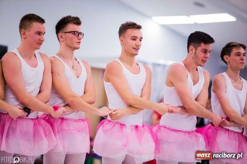 Zdjęcie w galerii na portalu naszraciborz.pl: Studniówkowe show uczniów Kasprowicza wiadomości z regionu