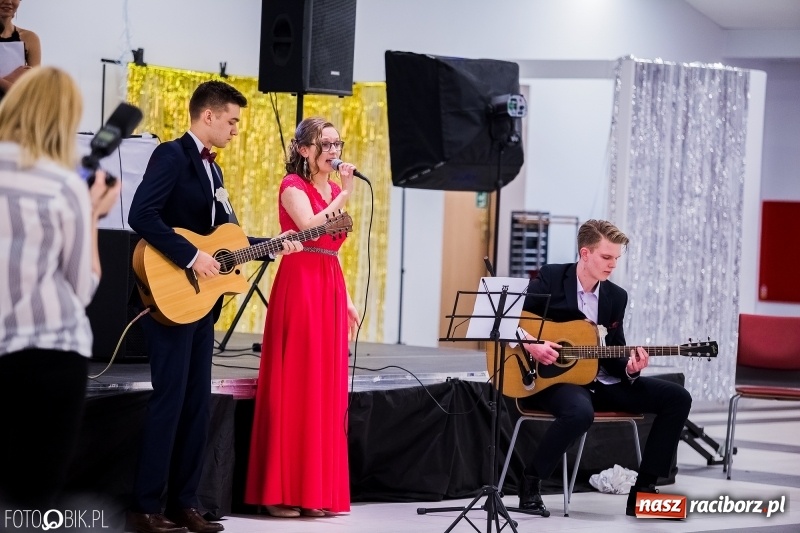 Zdjęcie w galerii na portalu naszraciborz.pl: Studniówkowe show uczniów Kasprowicza wiadomości z regionu