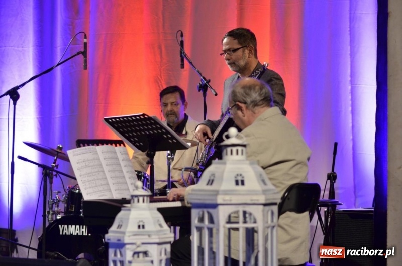 Zdjęcie w galerii na portalu naszraciborz.pl: Grupa Bez Nazwy świątecznie i noworocznie wiadomości z regionu