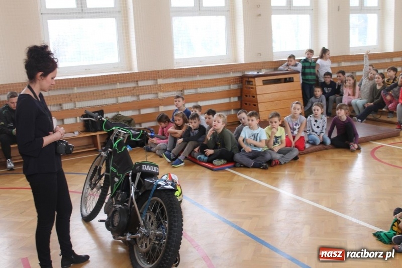 Zdjęcie w galerii na portalu naszraciborz.pl: Kacper Woryna odwiedził uczniów szkoły na Płoni wiadomości z regionu