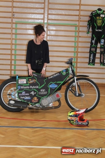 Zdjęcie w galerii na portalu naszraciborz.pl: Kacper Woryna odwiedził uczniów szkoły na Płoni wiadomości z regionu