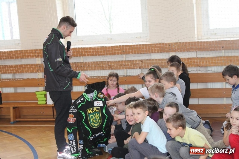 Zdjęcie w galerii na portalu naszraciborz.pl: Kacper Woryna odwiedził uczniów szkoły na Płoni wiadomości z regionu