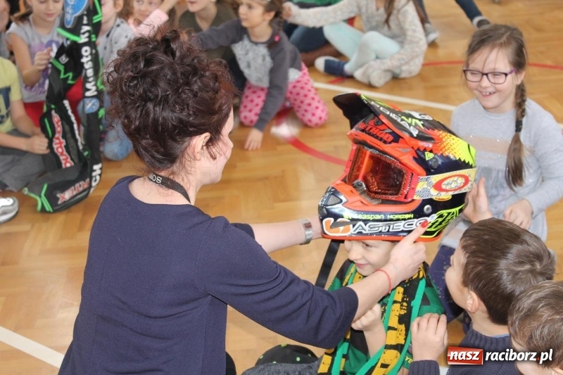 Zdjęcie w galerii na portalu naszraciborz.pl: Kacper Woryna odwiedził uczniów szkoły na Płoni wiadomości z regionu