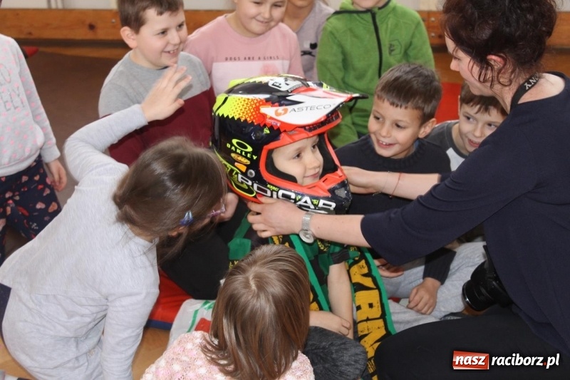 Zdjęcie w galerii na portalu naszraciborz.pl: Kacper Woryna odwiedził uczniów szkoły na Płoni wiadomości z regionu