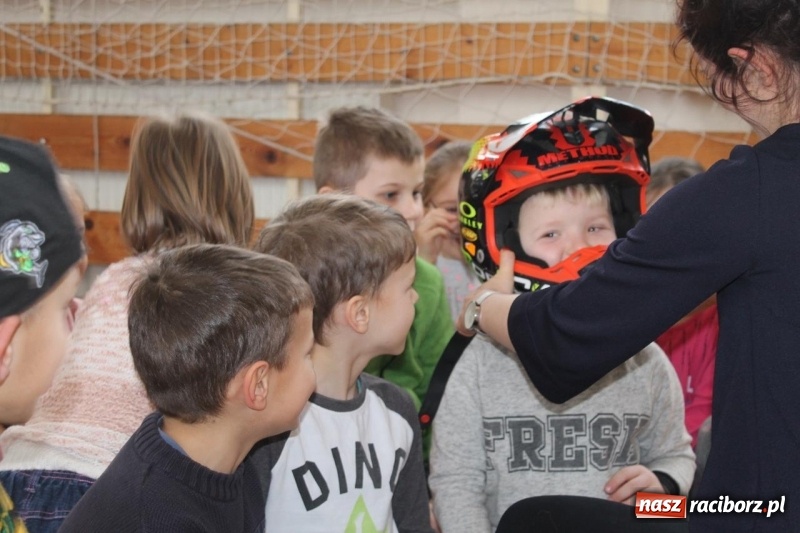 Zdjęcie w galerii na portalu naszraciborz.pl: Kacper Woryna odwiedził uczniów szkoły na Płoni wiadomości z regionu