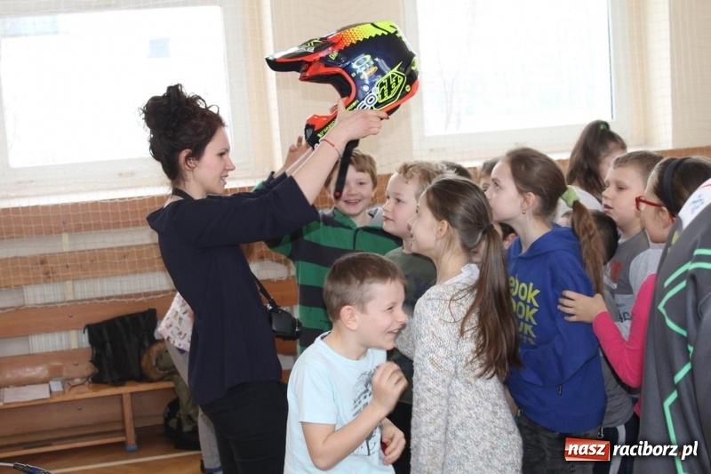 Zdjęcie w galerii na portalu naszraciborz.pl: Kacper Woryna odwiedził uczniów szkoły na Płoni wiadomości z regionu
