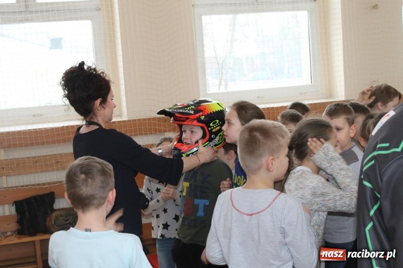 Zdjęcie w galerii na portalu naszraciborz.pl: Kacper Woryna odwiedził uczniów szkoły na Płoni wiadomości z regionu