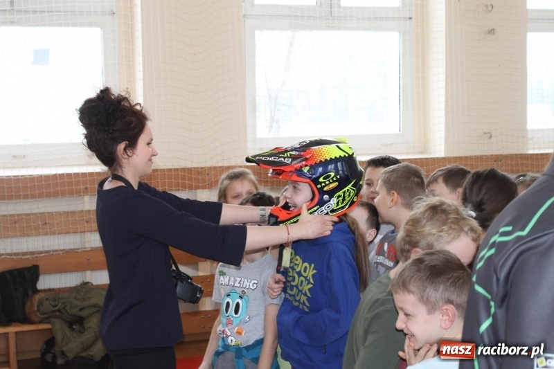 Zdjęcie w galerii na portalu naszraciborz.pl: Kacper Woryna odwiedził uczniów szkoły na Płoni wiadomości z regionu