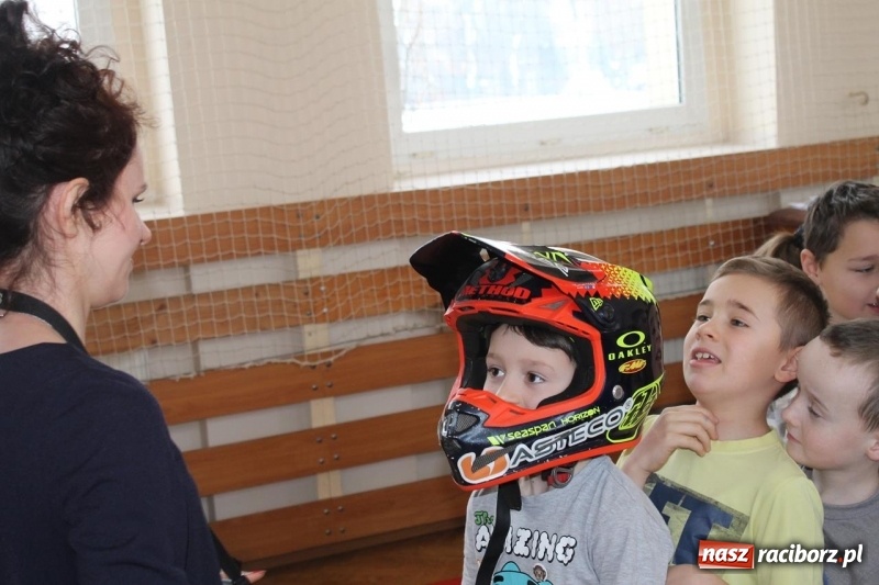 Zdjęcie w galerii na portalu naszraciborz.pl: Kacper Woryna odwiedził uczniów szkoły na Płoni wiadomości z regionu