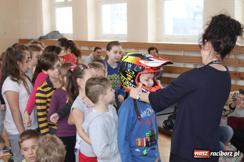 Zdjęcie w galerii na portalu naszraciborz.pl: Kacper Woryna odwiedził uczniów szkoły na Płoni wiadomości z regionu