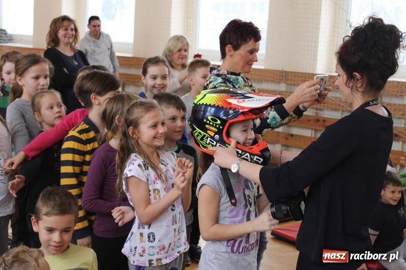 Zdjęcie w galerii na portalu naszraciborz.pl: Kacper Woryna odwiedził uczniów szkoły na Płoni wiadomości z regionu