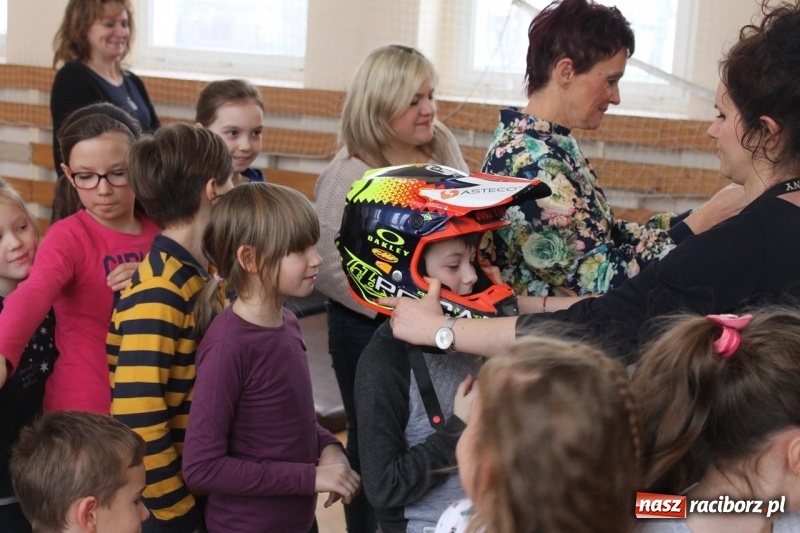 Zdjęcie w galerii na portalu naszraciborz.pl: Kacper Woryna odwiedził uczniów szkoły na Płoni wiadomości z regionu