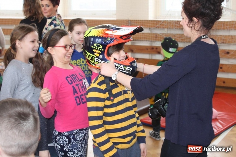 Zdjęcie w galerii na portalu naszraciborz.pl: Kacper Woryna odwiedził uczniów szkoły na Płoni wiadomości z regionu