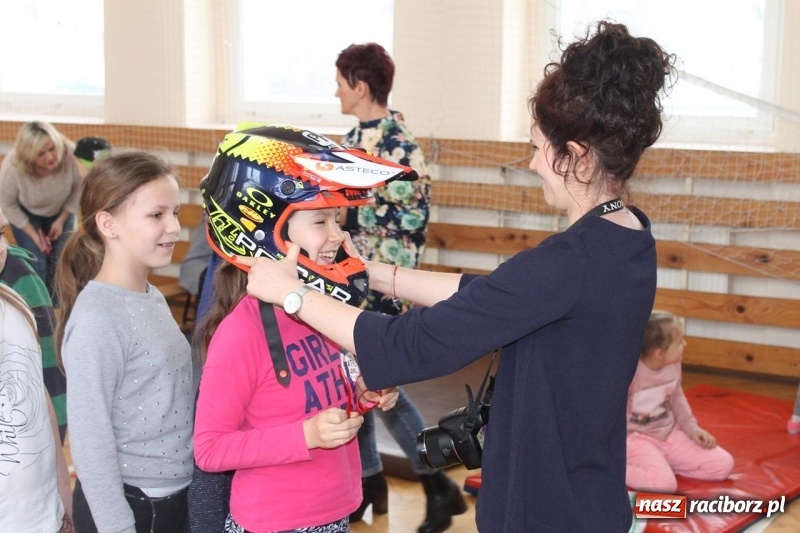 Zdjęcie w galerii na portalu naszraciborz.pl: Kacper Woryna odwiedził uczniów szkoły na Płoni wiadomości z regionu