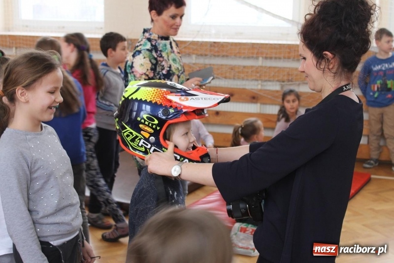 Zdjęcie w galerii na portalu naszraciborz.pl: Kacper Woryna odwiedził uczniów szkoły na Płoni wiadomości z regionu