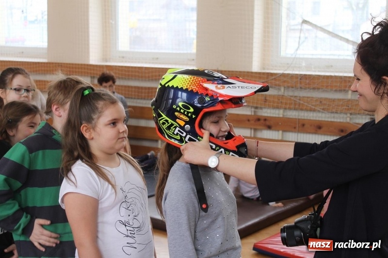 Zdjęcie w galerii na portalu naszraciborz.pl: Kacper Woryna odwiedził uczniów szkoły na Płoni wiadomości z regionu