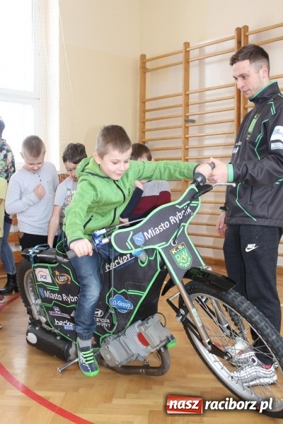 Zdjęcie w galerii na portalu naszraciborz.pl: Kacper Woryna odwiedził uczniów szkoły na Płoni wiadomości z regionu