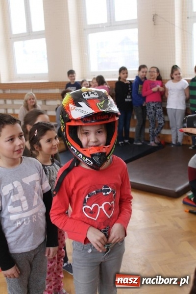 Zdjęcie w galerii na portalu naszraciborz.pl: Kacper Woryna odwiedził uczniów szkoły na Płoni wiadomości z regionu