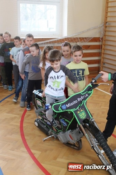 Zdjęcie w galerii na portalu naszraciborz.pl: Kacper Woryna odwiedził uczniów szkoły na Płoni wiadomości z regionu