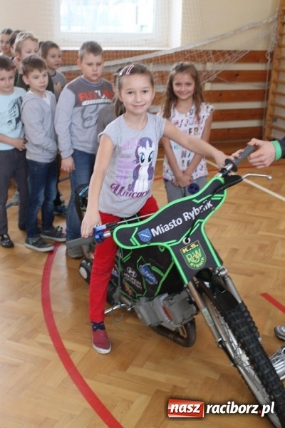 Zdjęcie w galerii na portalu naszraciborz.pl: Kacper Woryna odwiedził uczniów szkoły na Płoni wiadomości z regionu