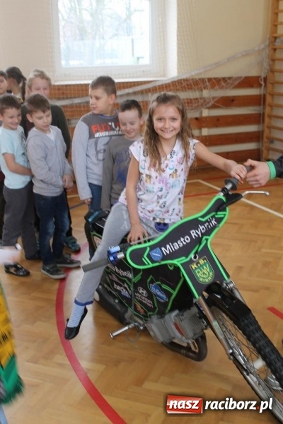 Zdjęcie w galerii na portalu naszraciborz.pl: Kacper Woryna odwiedził uczniów szkoły na Płoni wiadomości z regionu